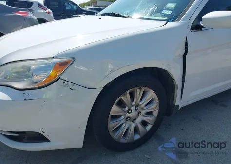 2014 Chrysler 200 Lx z USA, uszkodzony, nr VIN 1C3CCBAB0EN237151